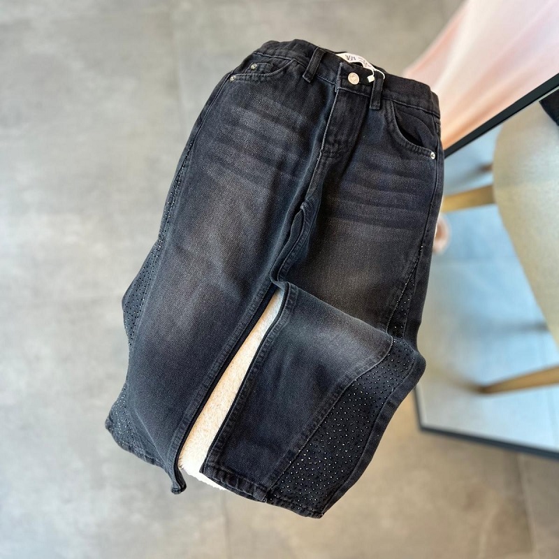 Paça Taş Detaylı Jean Pantolon