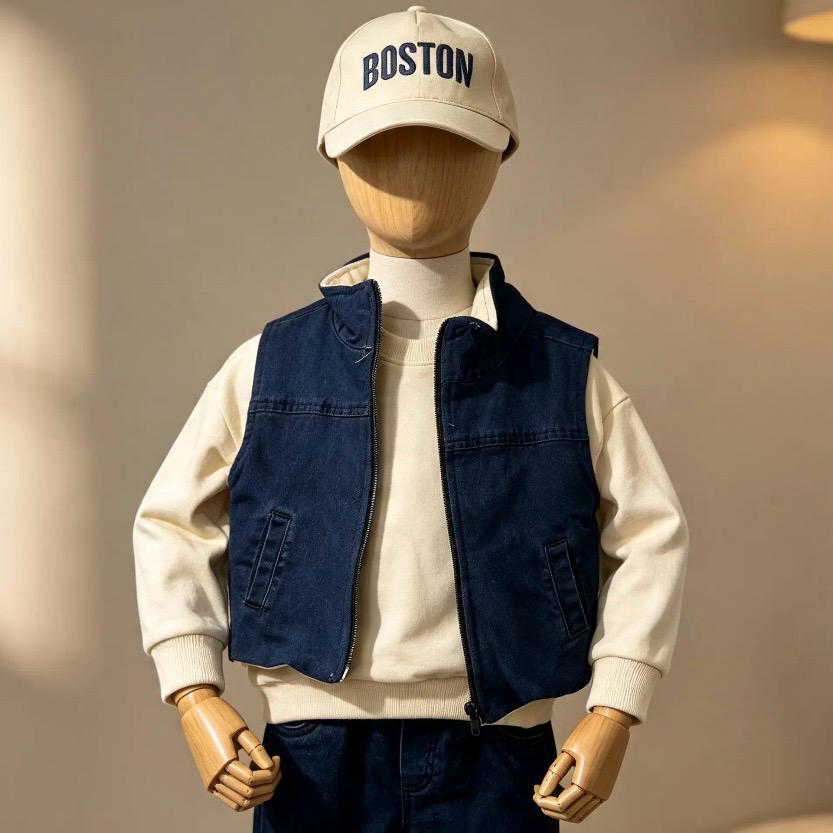 Lacivert kot yelek ve pantolonlu Boston şapkalı çocuk takım
