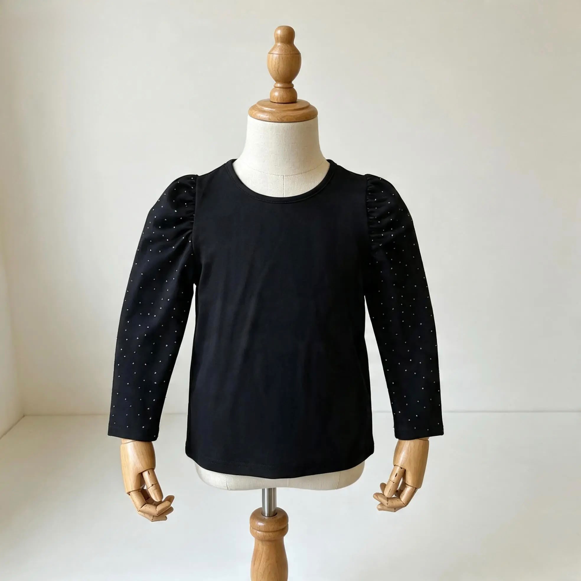 Kolları taş detaylı bluz